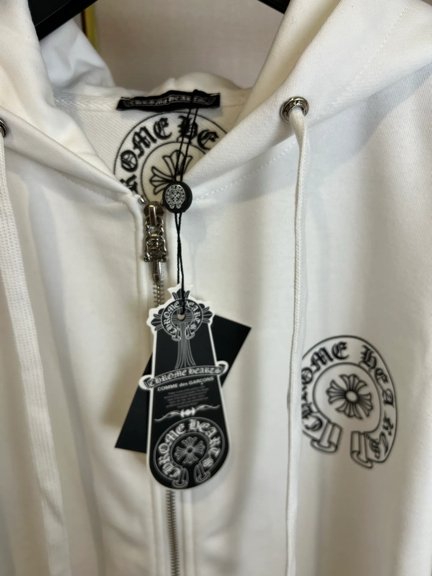 P360 Size: S/M/L/XL White/Black Unisex Chrome Hearts classic colorful horseshoe zipper sweatshirt jacket, customized fabric Sanskrit contrasting color Large and comfortable version The color combination is super nice! Full of high-end, so handsome, and a must-have, it’s worth buying!  ⚠️Washing method: For pure cotton products, please wrap the laundry bag inside out and machine wash quickly in cold water! ! Do not soak/wash in warm water!
